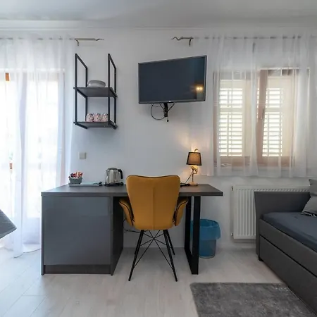 Stylish Triple With Balcony Konukevi