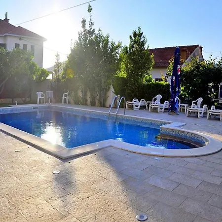 Konukevi Stylish Triple With Balcony Trogir