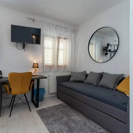 Stylish Triple With Balcony Konukevi Trogir