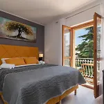 Stylish Triple With Balcony تروغير