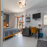 بيت ضيافة Stylish Triple With Balcony