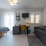 Stylish Triple With Balcony تروغير