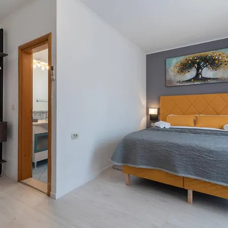 Stylish Triple With Balcony Affittacamere *