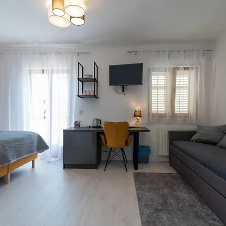 Stylish Triple With Balcony Traù