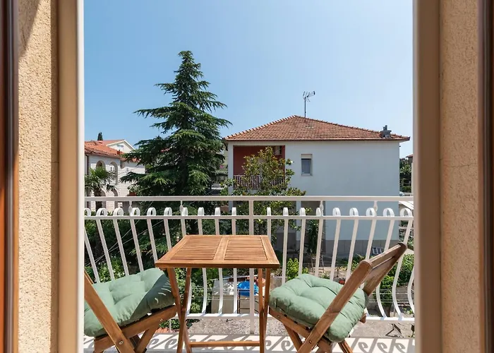 Stylish Triple With Balcony تروغير
