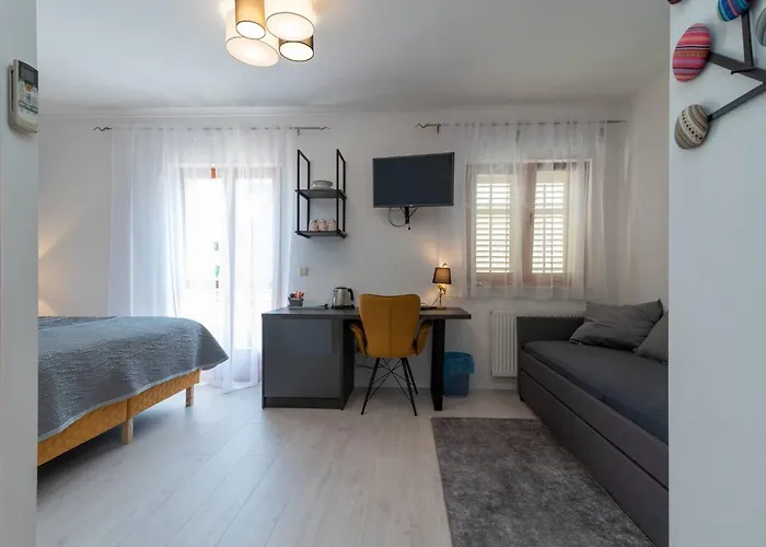 Stylish Triple With Balcony تروغير
